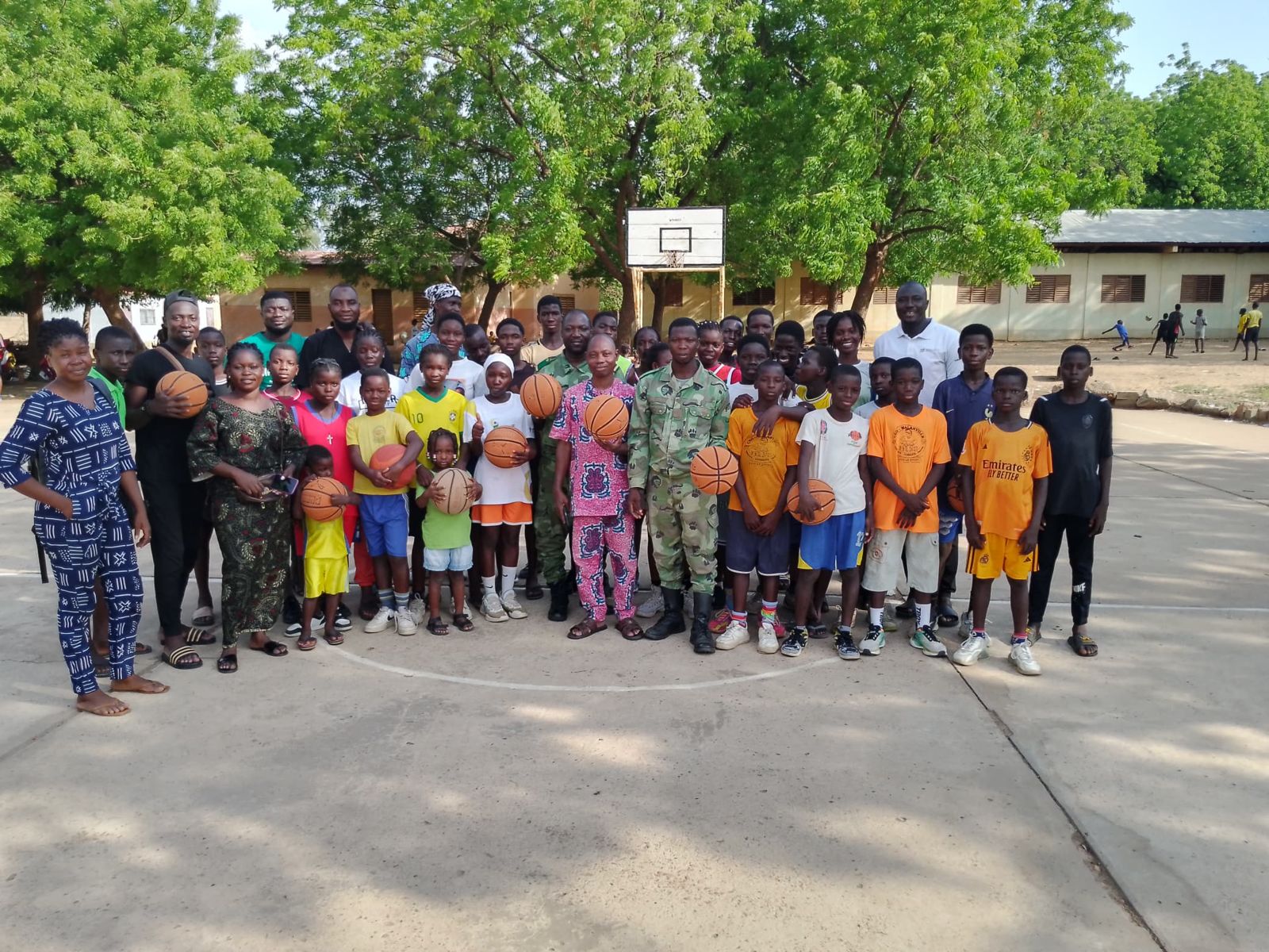 Élèves, enseignants et habitants réunis après la plantation