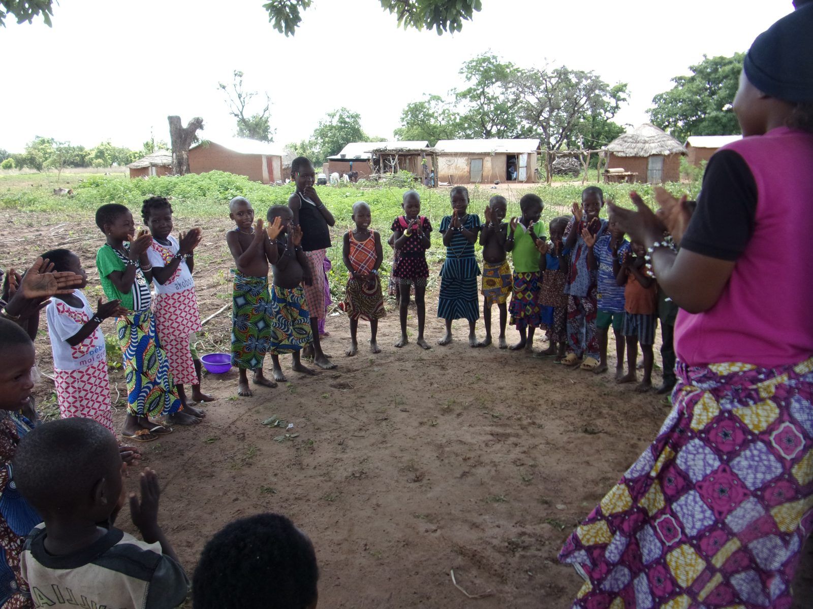 Enfants en cercle lors d'une animation communautaire