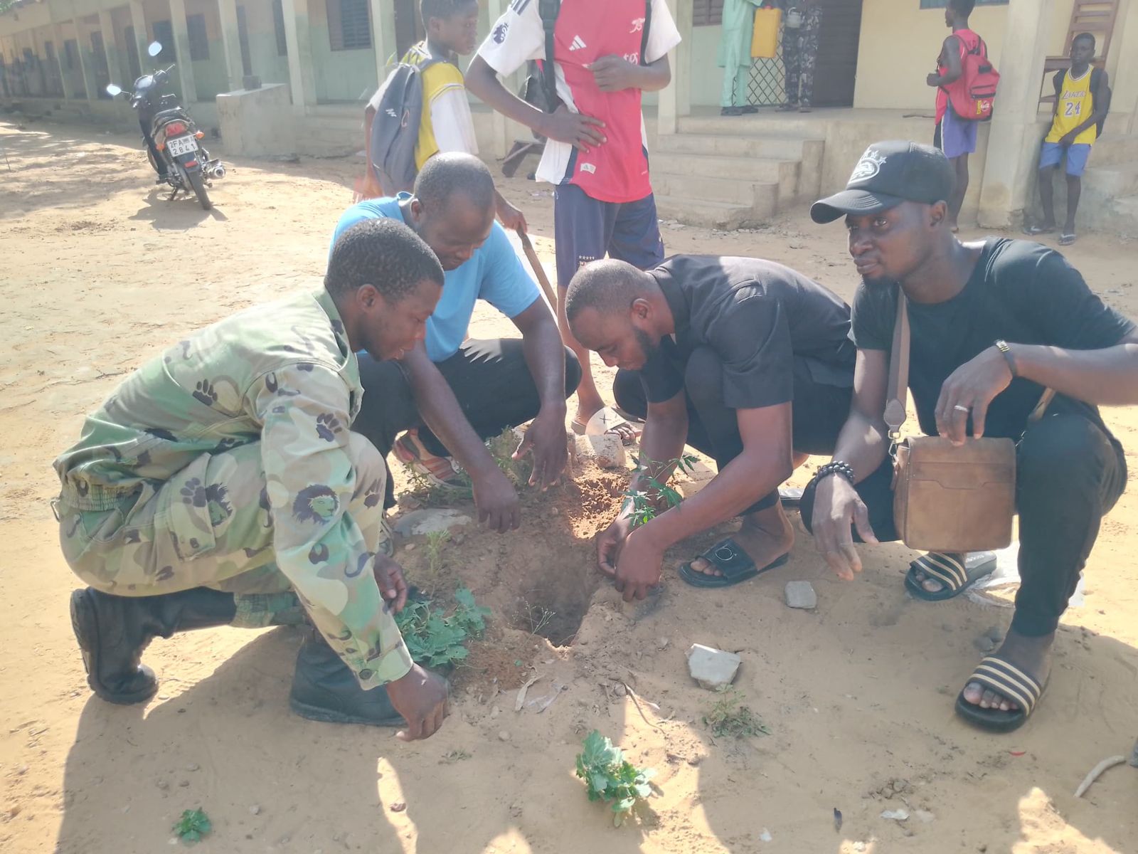 Groupe d'habitants lors d'une plantation